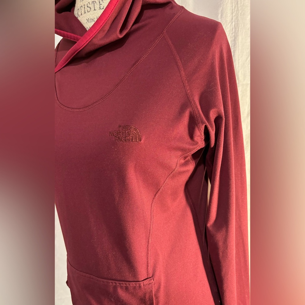 The North Face Women's Maroon Hooded Long-Sleeve Pullover - Picture 3 of 11